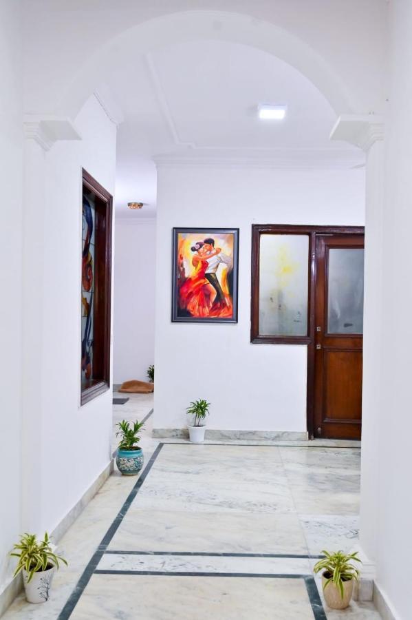 Hotel Wild Rose New Delhi Exterior photo
